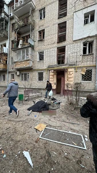 росія вдарила по житловому мікрорайону Харкова авіабомбою: є загиблі і поранені (оновлено)