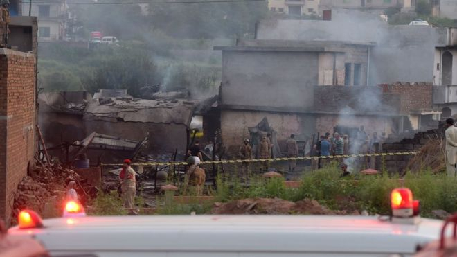 У Пакистані внаслідок падіння літака на житлові будинки загинули 18 людей
