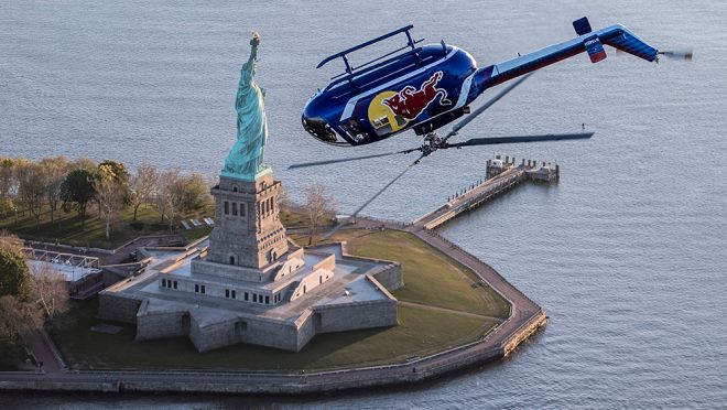Жители Нью-Йорка увидели единственный в мире вертолет, способный летать вверх ногами, - ФОТО