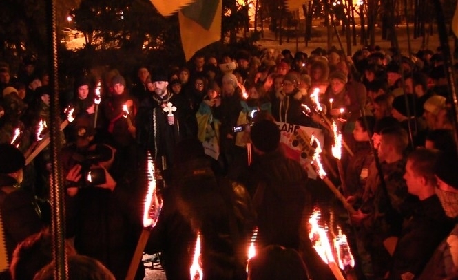 В Мариуполе состоялось факельное шествие в память о погибших под Волновахой