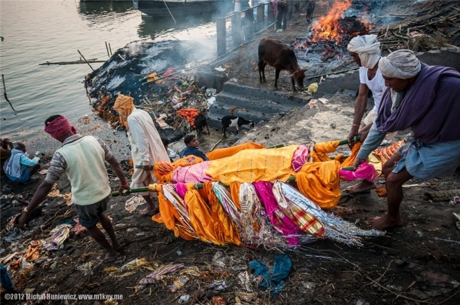 В реке Ганг обнаружили более 100 мертвых тел, среди которых много детей