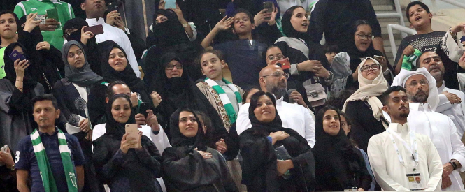 В Саудовской Аравии женщины впервые посетили футбольный матч