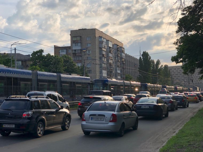 В Киеве скоростной трамвай сошел с рельсов