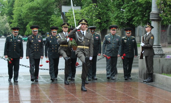 Генерали і офіцери командування Сухопутних військ ЗСУ поклали квіти на могилу Ватутіна у Києві