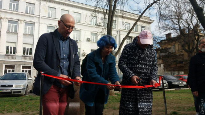 В Одесі відкрили пам’ятники Трампу та Кім Чен Ину