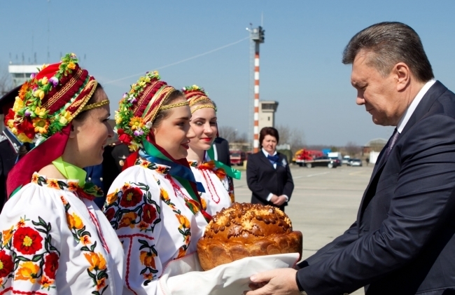 Янукович вже не летить на Мальту - повертається додому