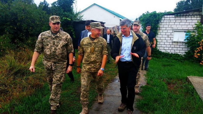 Американская делегация во главе с Волкером посетила зону ООС на Донбассе