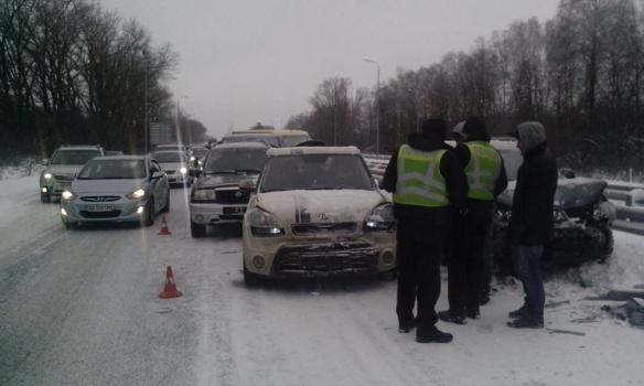 ДТП на Житомирщині: на трасі зіткнулися 14 автівок 