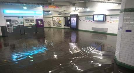 Во Франции из-за сильных дождей затоплены метро - ВИДЕО