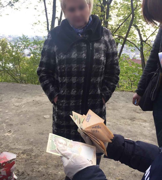 У Львові працівницю податкової затримали на хабарі
