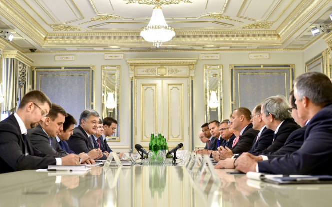 Порошенко обсудил с американскими конгрессменами укрепления обороноспособности Украины