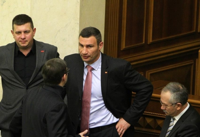 Кличко требует от Януковича уйти в отставку