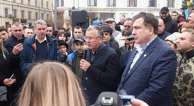 Гриценко и Саакашвили проводят опрос в Facebook об объединении
