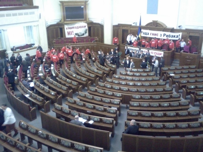 Опозиція заблокувала трибуну Верховної Ради (фото)