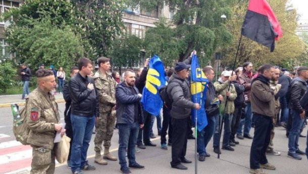 Активисты пришли под здание МВД и требуют отставку Авакова