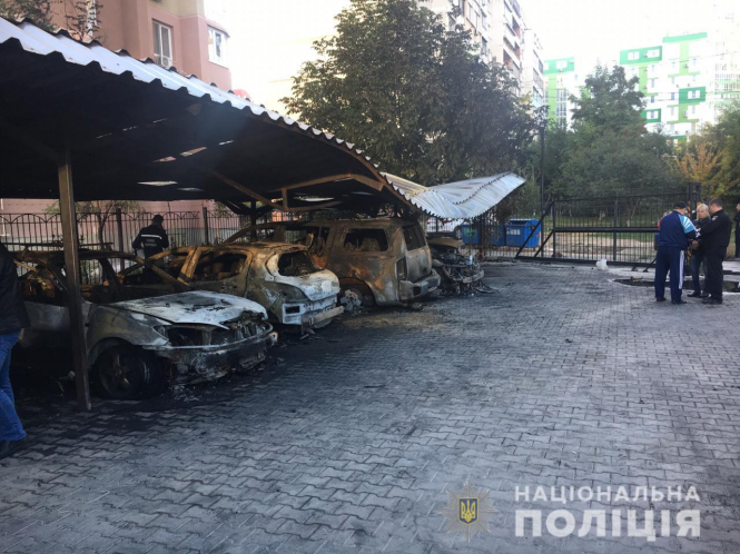 В Одесі горіла автостоянка, знищено п'ять автомобілів