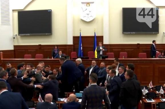 В Киевсовете депутаты побили друг друга, - ВИДЕО