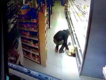 В супермаркете мужчина бросил ребенка на пол, девочка потеряла сознание - ВИДЕО