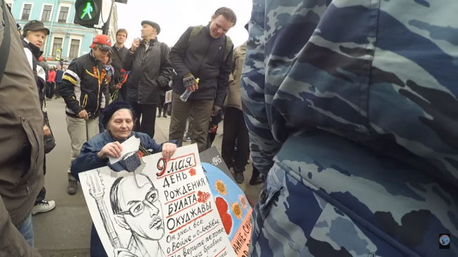 В России разъяренная толпа набросилась на пенсионерку, которая вышла с плакатом против войны на Донбассе