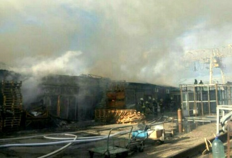 В Киеве на Дарницком рынке возник пожар, - ФОТО