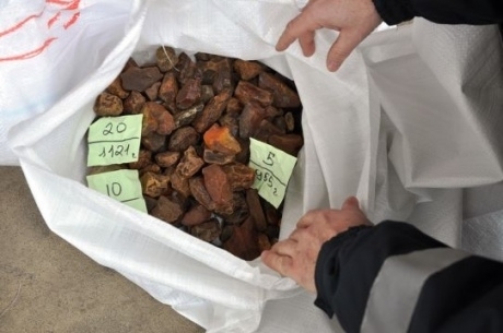 Під час спецоперації у Житомирській області вилучили 340 кг бурштину