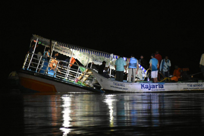 В Индии перевернулась лодка с туристами: 19 погибших