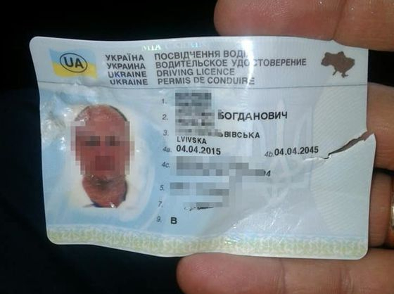 У Львові водій-порушник намагався проковтнути права
