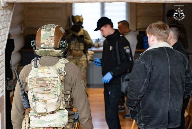 Викрито учасників колцентрів, які ошукали громадян Латвії на мільйони гривень