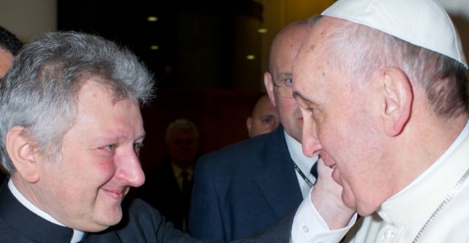 Секс-скандал у Ватикані: довірений духівник Папи Римського виявився геєм