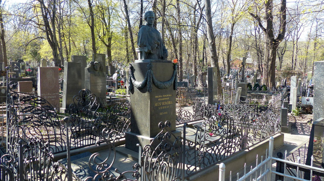 У Києві невідомі осквернили могилу Лесі Українки