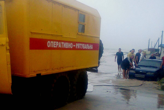 Из-за ливней на побережье Азовского моря застряли 36 автомобилей