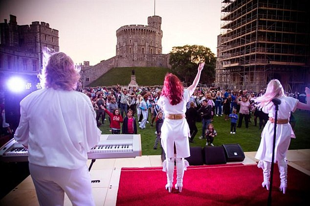 В замке британских монархов устроили вечеринку на полтысячи человек под песни ABBA