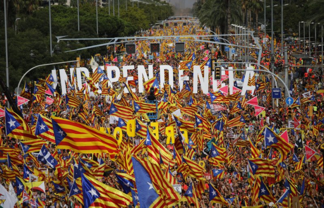 Сотни тысяч каталонцев в Барселоне требуют независимости от Испании, - ФОТО