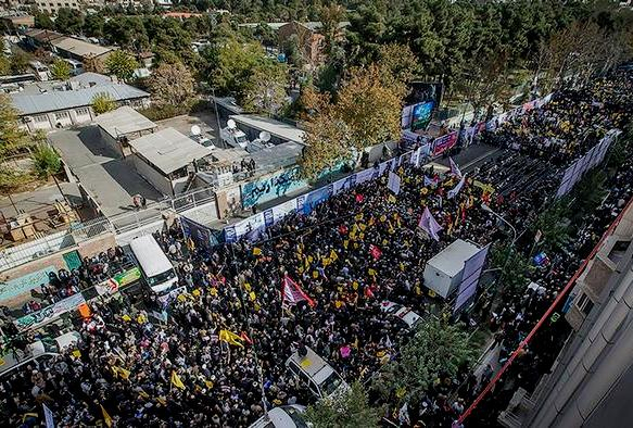 В Иране начались массовые антиамериканские протесты