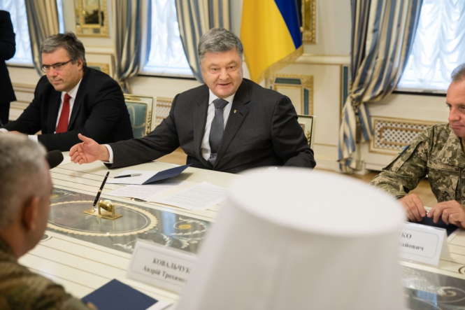 Порошенко призвал заложить в бюджет-2018 средства на Мемориал украинских героев