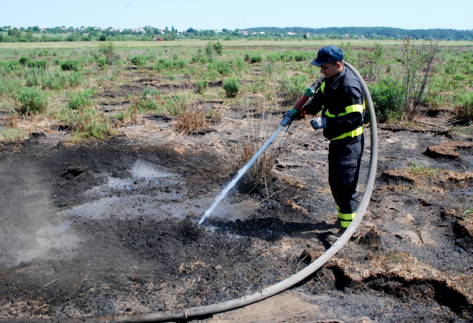На Львовщине горят 12 гектаров торфа