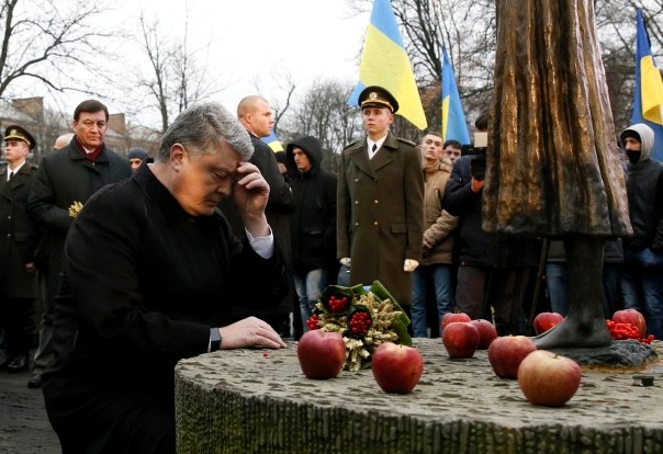 На церемонии памяти жертв Голодомора потерял сознание военный Президентского полка