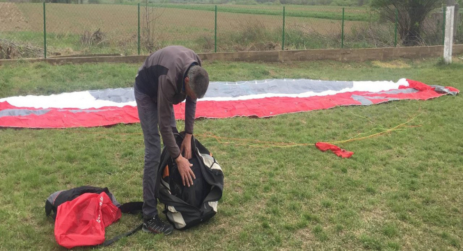 Прикордонники затримали угорського парашутиста, який випадково приземлився на території України