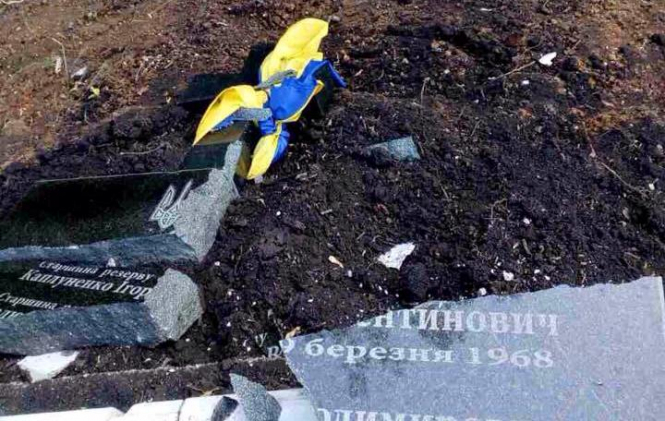 На трассе под Бахмутом разбили памятник погибшим в ДТП бойцам Нацгвардии, - ФОТО