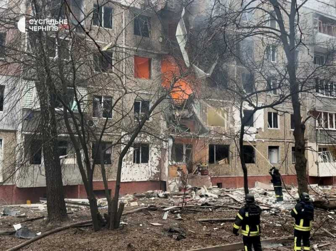 росіяни влучили у багатоповерхівку в Чернігові