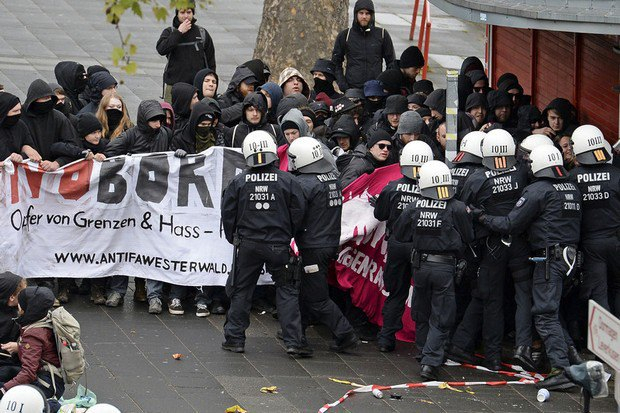В Германии произошли столкновения с полицией через съезд правой партии AfD