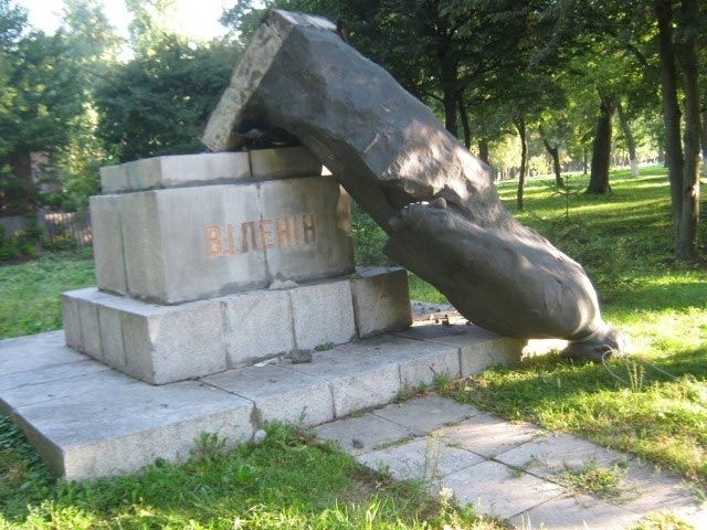 На Київщині стало менше одразу на два пам’ятники Леніну (фото)