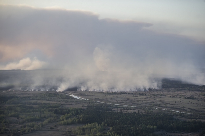 Пожежа біля Чорнобиля палає вже п’яту добу