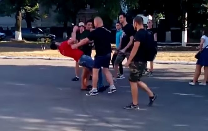 В Олександрії чоловік отримав удар в голову за футболку Компартії