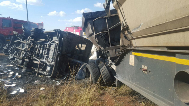 В Южной Африке автобус столкнулся с грузовиком: погибли 20 детей