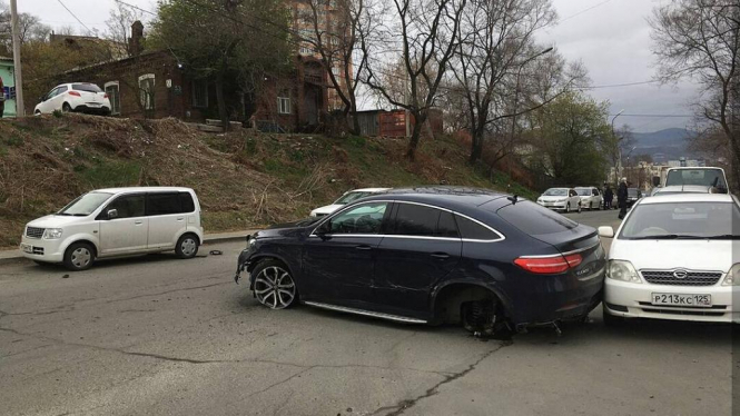 В России девушка на элитном Mercedes разбила 11 припаркованных автомобилей, - ВИДЕО