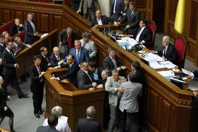 11 народних депутатів відкликали свої голоси за закон про мови