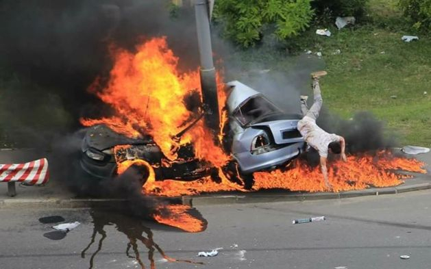Жуткая ДТП в Киеве: водитель чудом выпрыгнул из горящего автомобиля - ВИДЕО