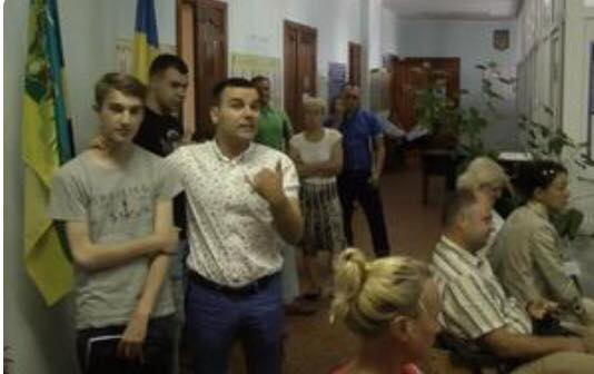 На Киевщине депутат от БПП набросился на школьника из-за текстов о коррупционных схемах, - ВИДЕО