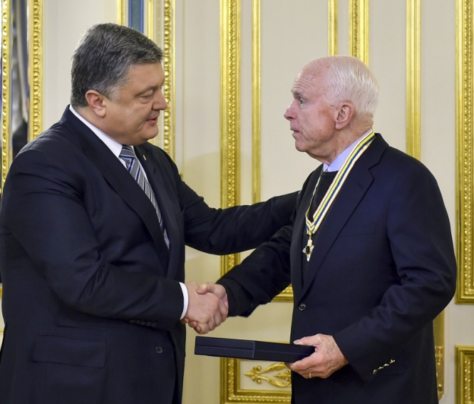Порошенко запросив сенаторів США на Донбас пересвідчитися у порушуенні режиму припинення вогню